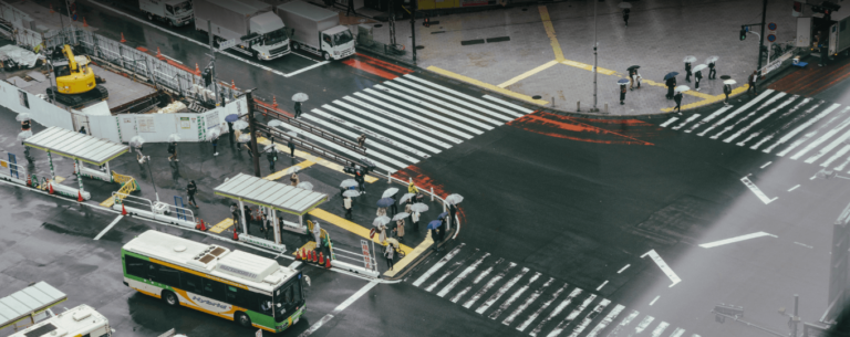 公共交通利用新兴数字化技术构建服务一体化和运营模式低碳化的未来交通解决方案，展示公共交通从传统离散服务向智能化、高效化转变的过程，强调数字化技术对公共交通行业的革新与升级。