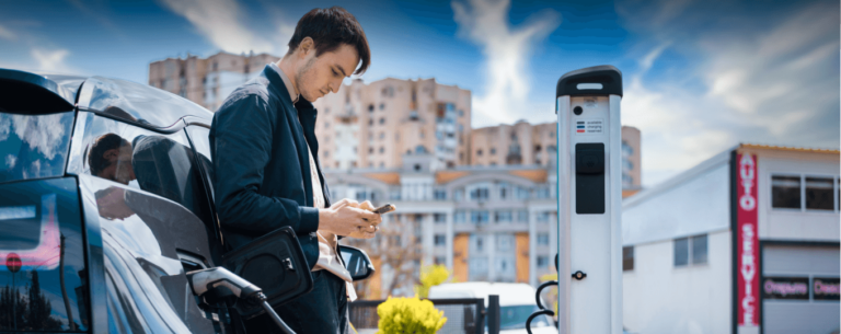 清洁能源数字化展示了数字技术如何推动能源行业的变革，利用物联网、大数据和人工智能等技术，实现清洁能源的高效生产、分配和使用，助力全球能源可持续发展。