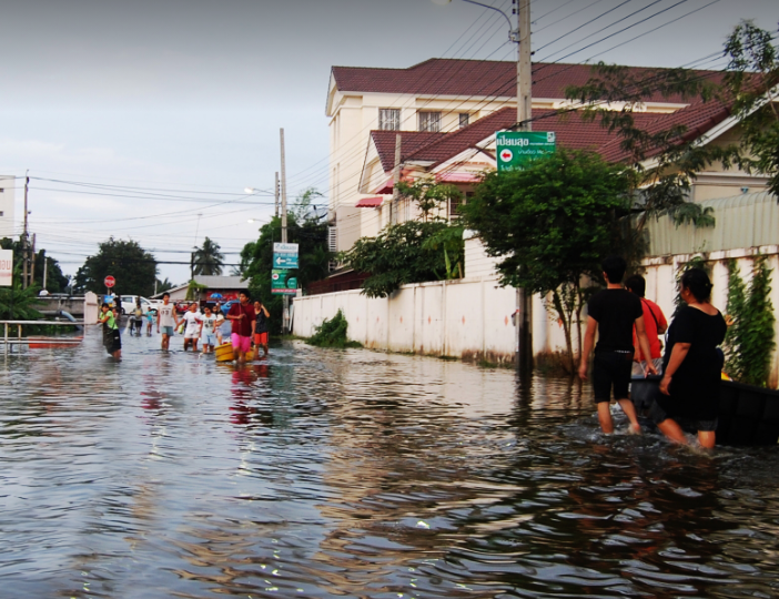 智慧洪水预警系统案例展示了InDTU工业蜂窝模组在智能互联中的实际应用。图片中，InDTU系列支持多种透传协议，包括TCP/IP、HTTP、MQTT、CoAP和LwM2M，实现设备间的高效通信和数据传输，确：樗ぞ低车氖凳奔嗖夂椭悄芫霾。