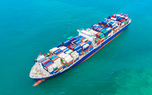 远洋货轮高值货追踪解决方案项目背景展示了高价值设备在远洋运输中面临的环境挑战，包括温度变化、湿度波动和船只震动。图片强调了传统追踪方式的不足，以及对实时监控和环境数据分析的需求，确保设备在运输过程中的安全性。