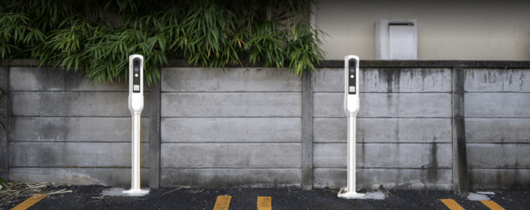 智能充电管理，无线视频桩电池高效管理解决方案展示了城市智慧停车终端设备的集中充电系统，采用智慧充电技术和云管理平台，高效管理无线视频桩电池，提升停车设备运维能力和资源利用率，确保充电过程安全高效。